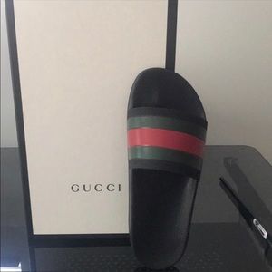 Gucci slide. Men’s sz 7 fits women’s size 8.5/9